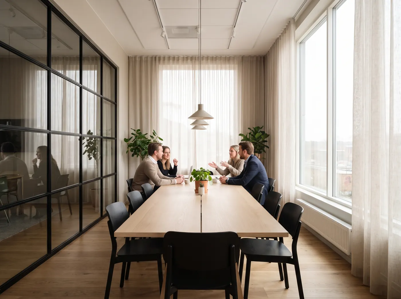 Byggvärns kontor i Stockholm med rådgivare vid arbetsborden